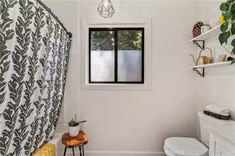 Bath - 899 Blueridge Dr, Skyforest, CA 92385 photo 2 of 4