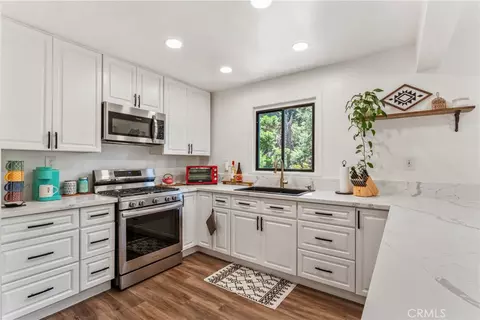 Kitchen - 899 Blueridge Dr, Skyforest, CA 92385 photo 2 of 4