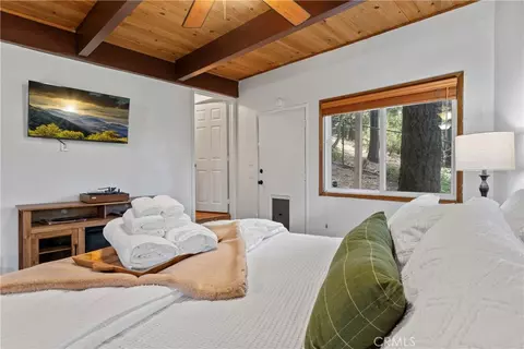 Bedroom - 269 Massive, Lake Arrowhead, CA 92352 photo 6 of 8