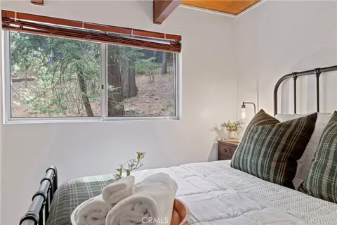 Bedroom - 269 Massive, Lake Arrowhead, CA 92352 photo 3 of 8