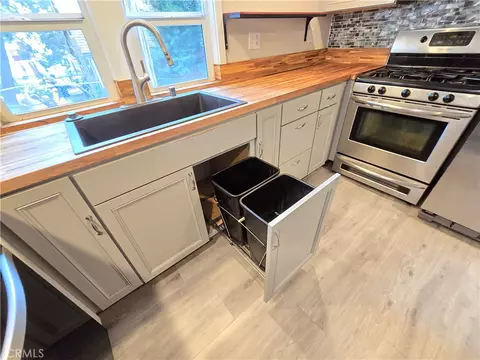 Kitchen - 26058 Fire Hall Loop, Twin Peaks, CA 92391 photo 5 of 7