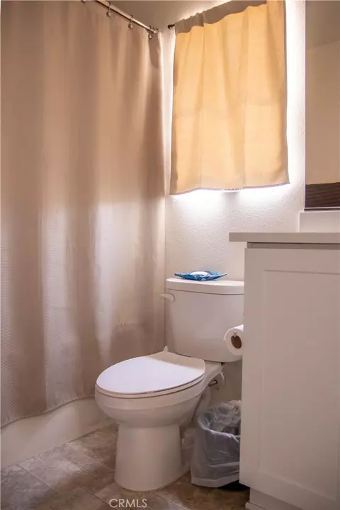 Bath - 1766 Park Pl, Riverside, CA 92501 photo 2 of 4