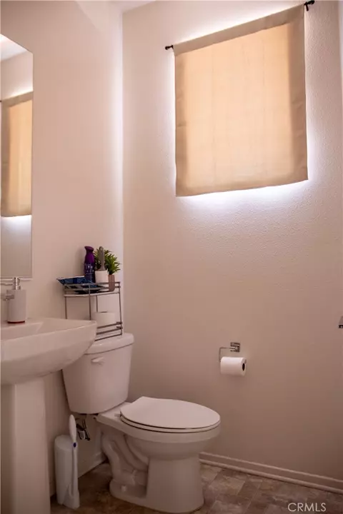 Bath - 1766 Park Pl, Riverside, CA 92501 photo 4 of 4