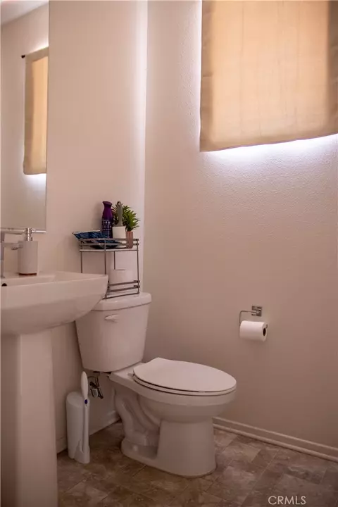 Bath - 1766 Park Pl, Riverside, CA 92501 photo 1 of 4