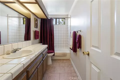 Bath - 17656 Mockingbird Hill Cir, Riverside, CA 92504 photo 4 of 4