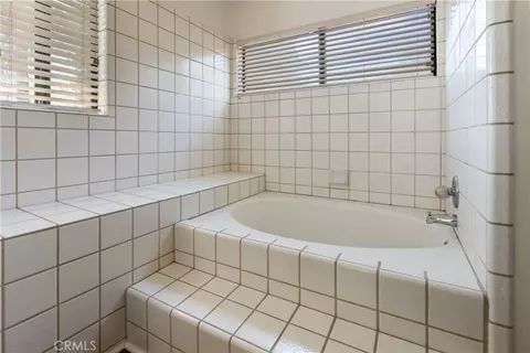 Bath - 17656 Mockingbird Hill Cir, Riverside, CA 92504 photo 3 of 4