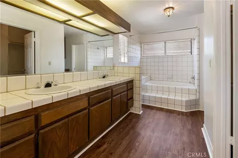 Bath - 17656 Mockingbird Hill Cir, Riverside, CA 92504 photo 2 of 4