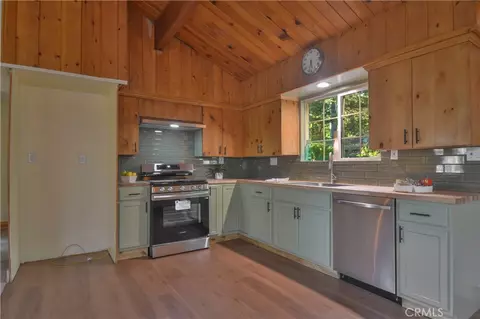 Kitchen - 1935 Poplar, Running Springs, CA 92382 photo 3 of 3