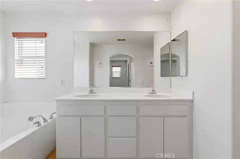 Bath - 1686 Gilliam Ct, Riverside, CA 92501 photo 1 of 1