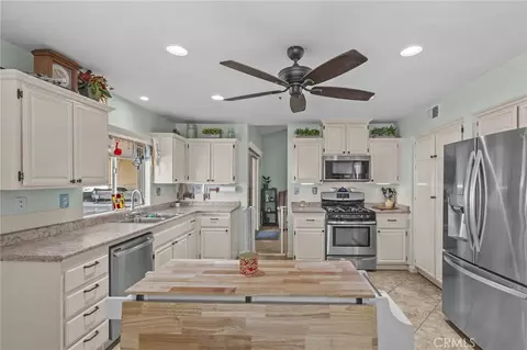 Kitchen - 13533 Sutter Ct, Fontana, CA 92336 photo 3 of 4