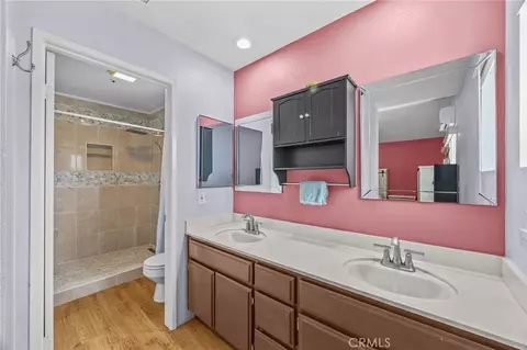 Bath - 13533 Sutter Ct, Fontana, CA 92336 photo 1 of 2