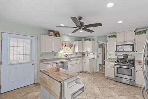 Kitchen - 13533 Sutter Ct, Fontana, CA 92336 photo 2 of 4