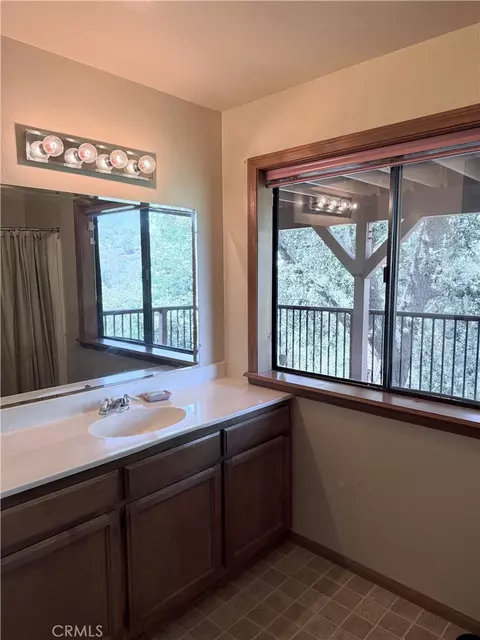 Bath - 1255 Aleutian, Lake Arrowhead, CA 92352 photo 7 of 9
