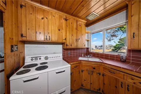 Kitchen - 21798 Standing Rock Ave, Apple Valley, CA 92307 photo 2 of 2
