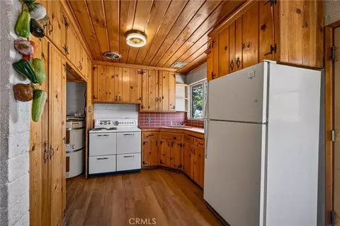 Kitchen - 21798 Standing Rock Ave, Apple Valley, CA 92307 photo 1 of 2