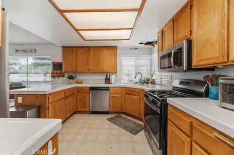 Kitchen - 352 Leafwood Ct, Riverside, CA 92506 photo 4 of 5