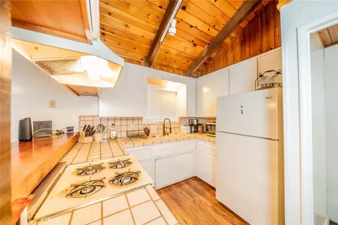 Kitchen - 25123 Valle Dr, Crestline, CA 92325 photo 3 of 3