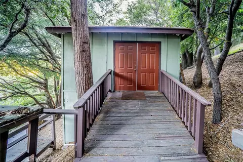 Exterior - 25123 Valle Dr, Crestline, CA 92325 photo 14 of 17