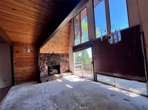 Living - 23865 Lakeview, Crestline, CA 92325 photo 4 of 10