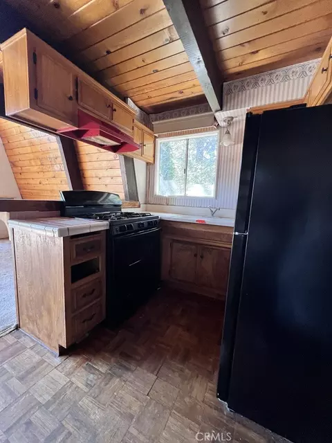 Kitchen - 23865 Lakeview, Crestline, CA 92325 photo 1 of 3