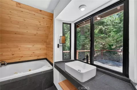 Bath - 567 Maple Dr, Cedar Glen, CA 92321 photo 9 of 11
