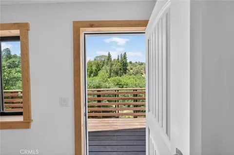 Entry Way - 567 Maple Dr, Cedar Glen, CA 92321 photo 2 of 3