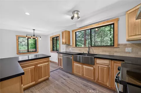Kitchen - 567 Maple Dr, Cedar Glen, CA 92321 photo 7 of 8