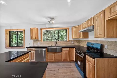 Kitchen - 567 Maple Dr, Cedar Glen, CA 92321 photo 4 of 8