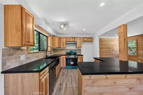 Kitchen - 567 Maple Dr, Cedar Glen, CA 92321 photo 5 of 8