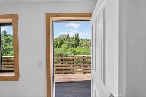 Entry Way - 567 Maple Dr, Cedar Glen, CA 92321 photo 2 of 4