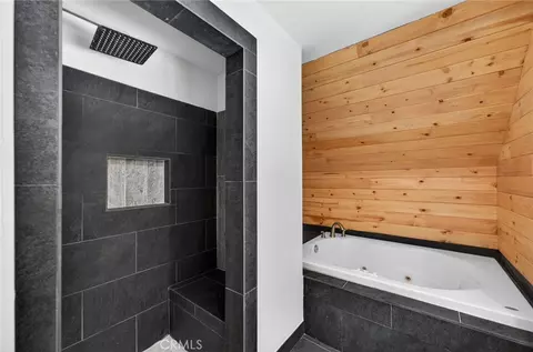 Bath - 567 Maple Dr, Cedar Glen, CA 92321 photo 10 of 11