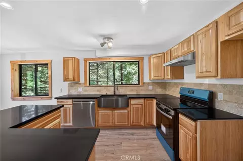 Kitchen - 567 Maple Dr, Cedar Glen, CA 92321 photo 4 of 7