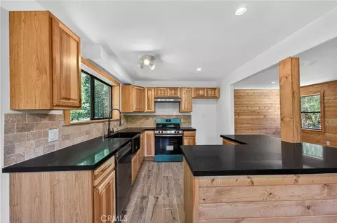 Kitchen - 567 Maple Dr, Cedar Glen, CA 92321 photo 5 of 7