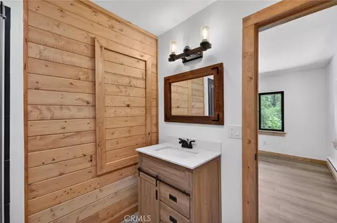 Bath - 567 Maple Dr, Cedar Glen, CA 92321 photo 2 of 10