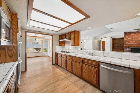 Kitchen - 14774 Aspen St, Hesperia, CA 92345 photo 4 of 4