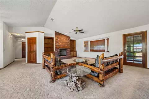Living - 14774 Aspen St, Hesperia, CA 92345 photo 3 of 6