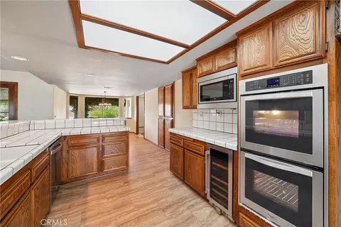 Kitchen - 14774 Aspen St, Hesperia, CA 92345 photo 3 of 4