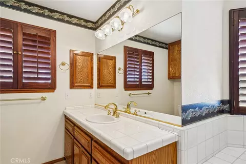 Bath - 14774 Aspen St, Hesperia, CA 92345 photo 2 of 5