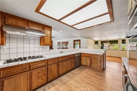 Kitchen - 14774 Aspen St, Hesperia, CA 92345 photo 2 of 4