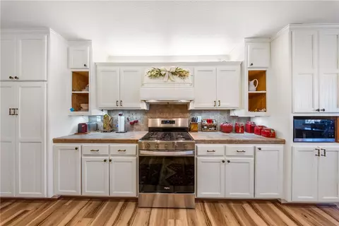 Kitchen - 16209 Serrano Rd, Apple Valley, CA 92307 photo 3 of 4