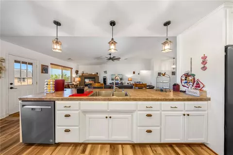 Kitchen - 16209 Serrano Rd, Apple Valley, CA 92307 photo 4 of 4