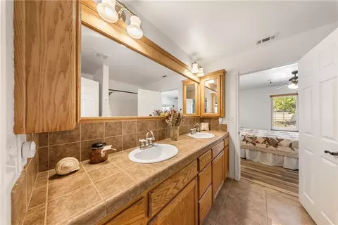 Bath - 16209 Serrano Rd, Apple Valley, CA 92307 photo 1 of 3