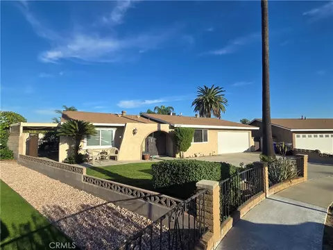 8725 Boxwood Ct, Fontana, CA 92335