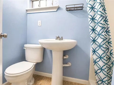 Bath - 192 E Bowen Rd, Perris, CA 92571 photo 3 of 3