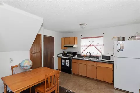 Kitchen - 17394 Sunset Vw, Riverside, CA 92504 photo 5 of 5