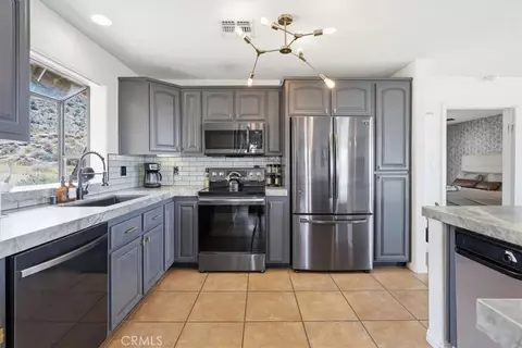 Kitchen - 7818 Rockwood Rd, Joshua Tree, CA 92252 photo 4 of 5
