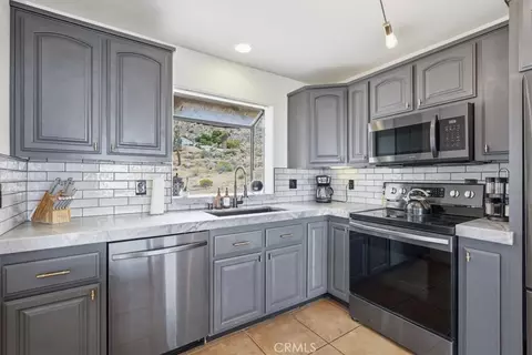 Kitchen - 7818 Rockwood Rd, Joshua Tree, CA 92252 photo 3 of 5