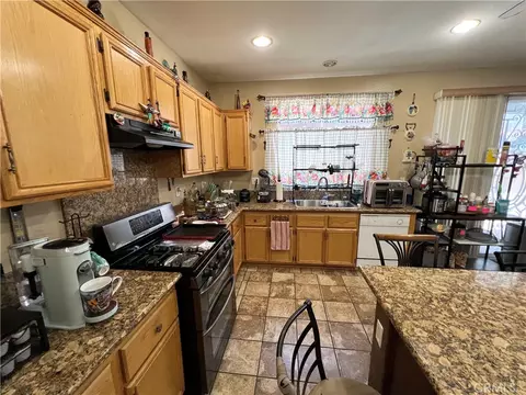 Kitchen - 6356 Katrina Pl, Palmdale, CA 93552 photo 7 of 7