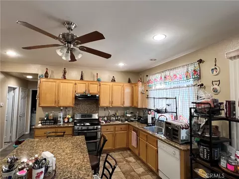 Kitchen - 6356 Katrina Pl, Palmdale, CA 93552 photo 3 of 7