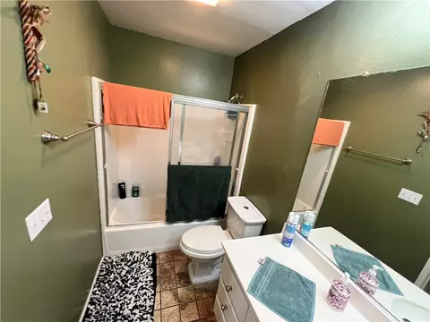 Bath - 6356 Katrina Pl, Palmdale, CA 93552 photo 2 of 7